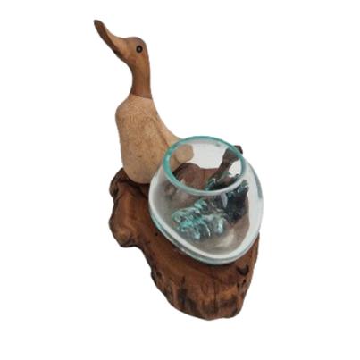 Ente mit Glas auf Kaffeewurzel