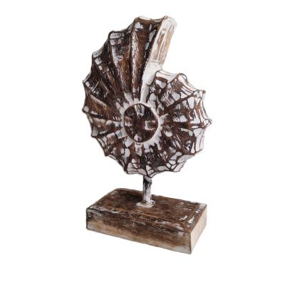 Schneckenmuschel auf Sockel