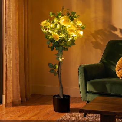 Rosenbaum beleuchtet in Gelb