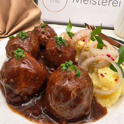 Fleischklopse in Zwiebelsosse