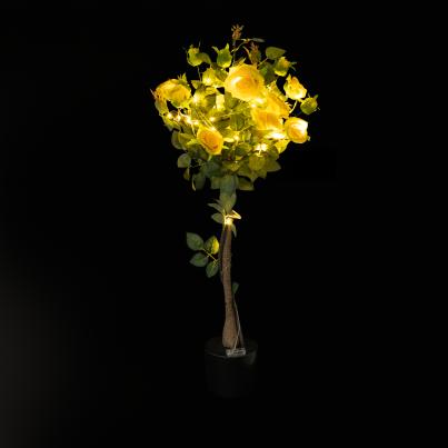 Rosenbaum beleuchtet in Gelb