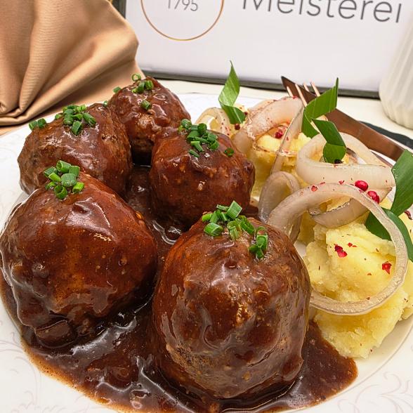 Fleischklopse in Zwiebelsosse - 113708500000 - 2 - 588px